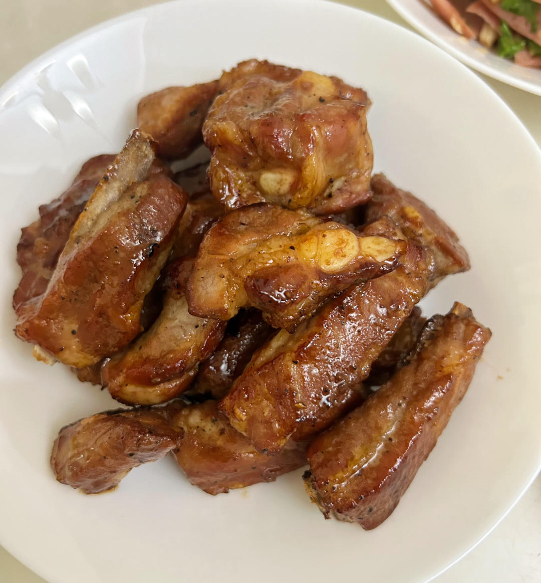 外焦里嫩！好吃到舔手指的蒜香烤排骨