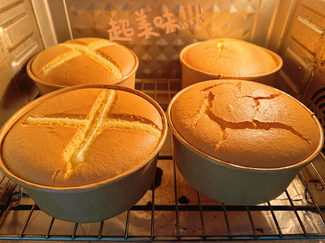 2个6寸戚风蛋糕模具（也是2个250克纸盒模具的量）做金枕蛋糕的食谱：做法和450克做法一样，只是食材的量稍微有点区别。鸡蛋的量要够、打发时间要够，食材用对基本上都能做好。