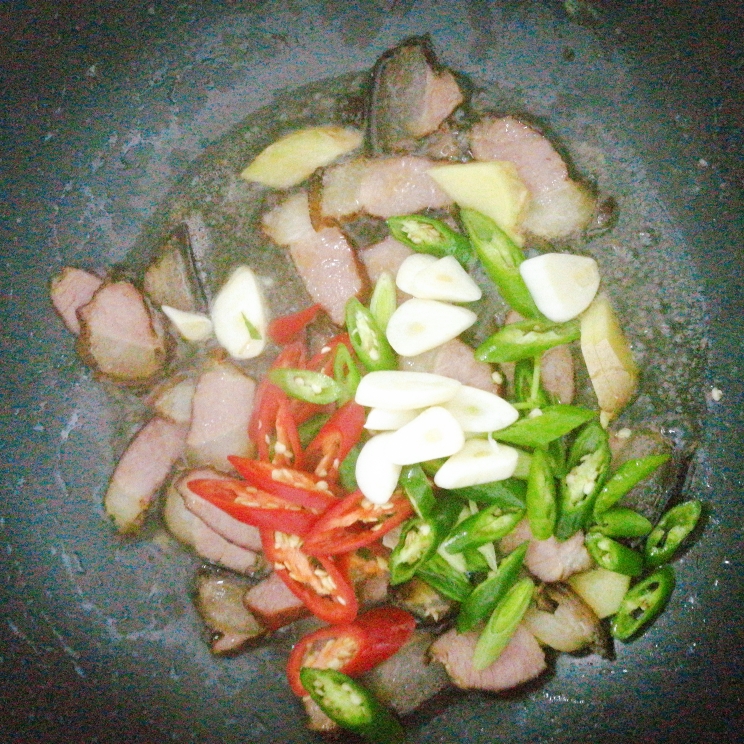 香干芹菜炒腊肉的做法 步骤1