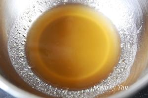 花好月圆广式莲蓉蛋黄月饼（250克大月饼）的做法 步骤2
