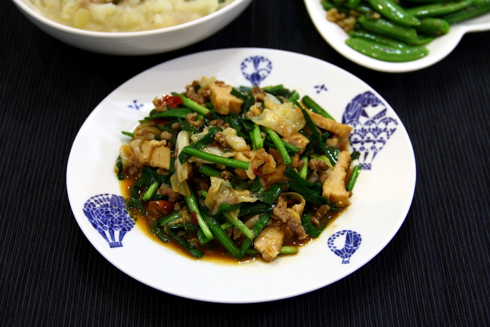 《昨日的美食》之油豆腐、韭菜、高丽菜、猪绞肉的味噌热炒