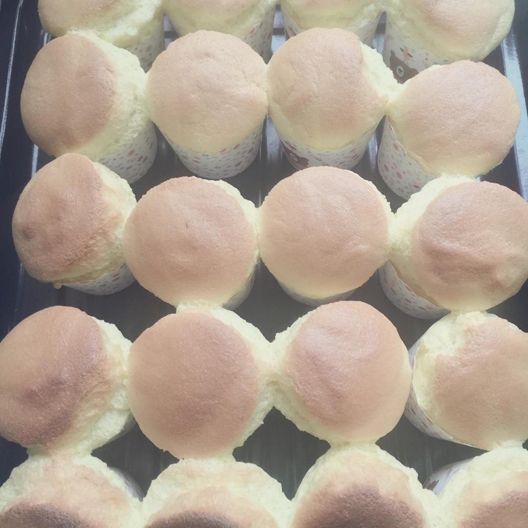 软绵绵的纸杯蛋糕