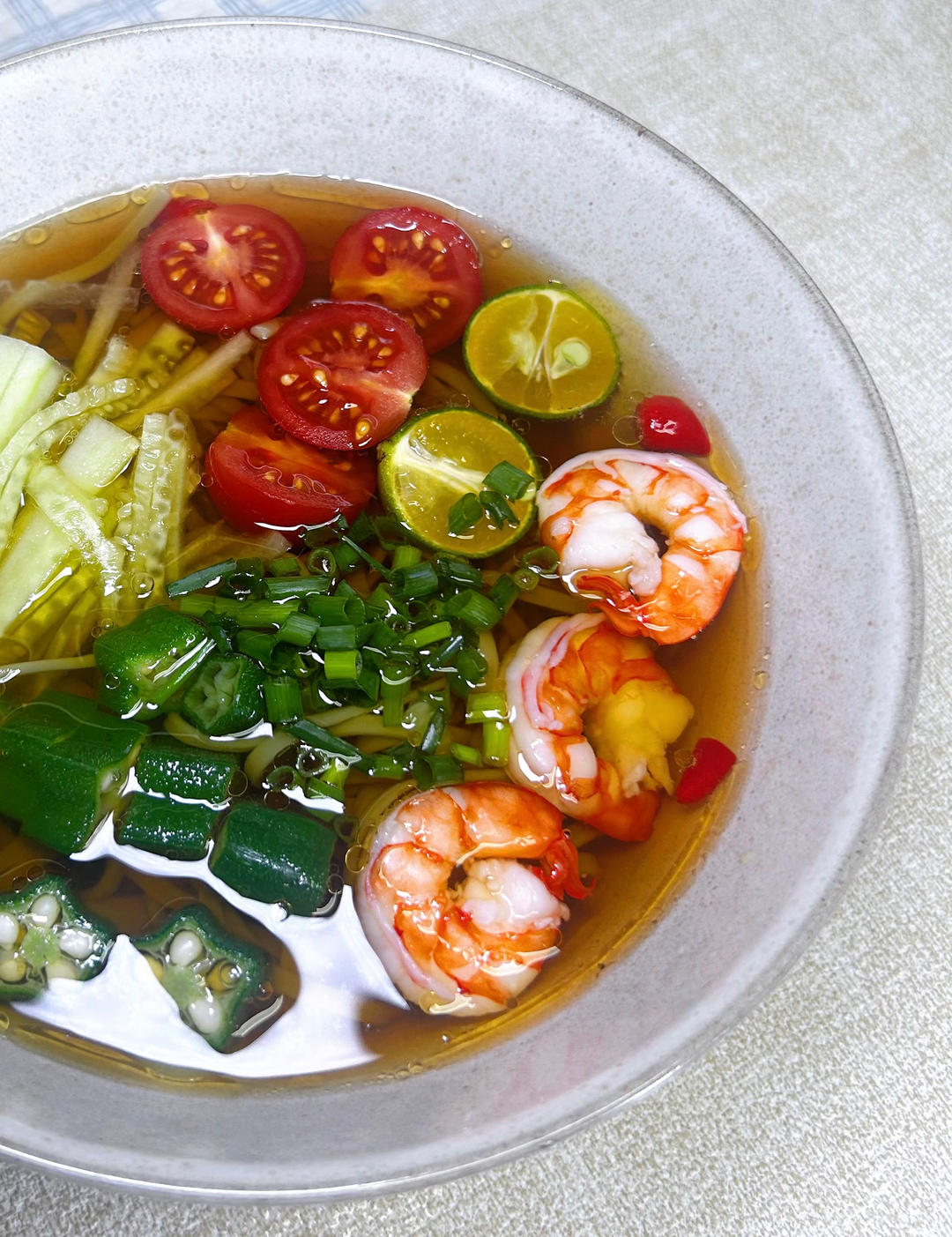 青柠虾仁冷汤面