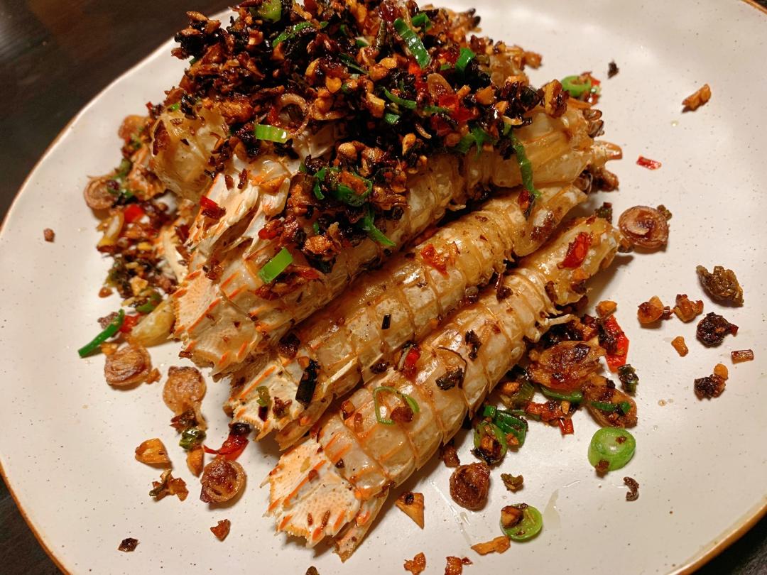 无油炸版的椒盐皮皮虾和巧拨虾壳的方法