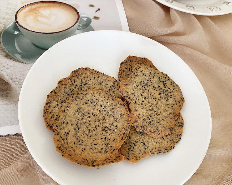 瓦片芝麻饼干。