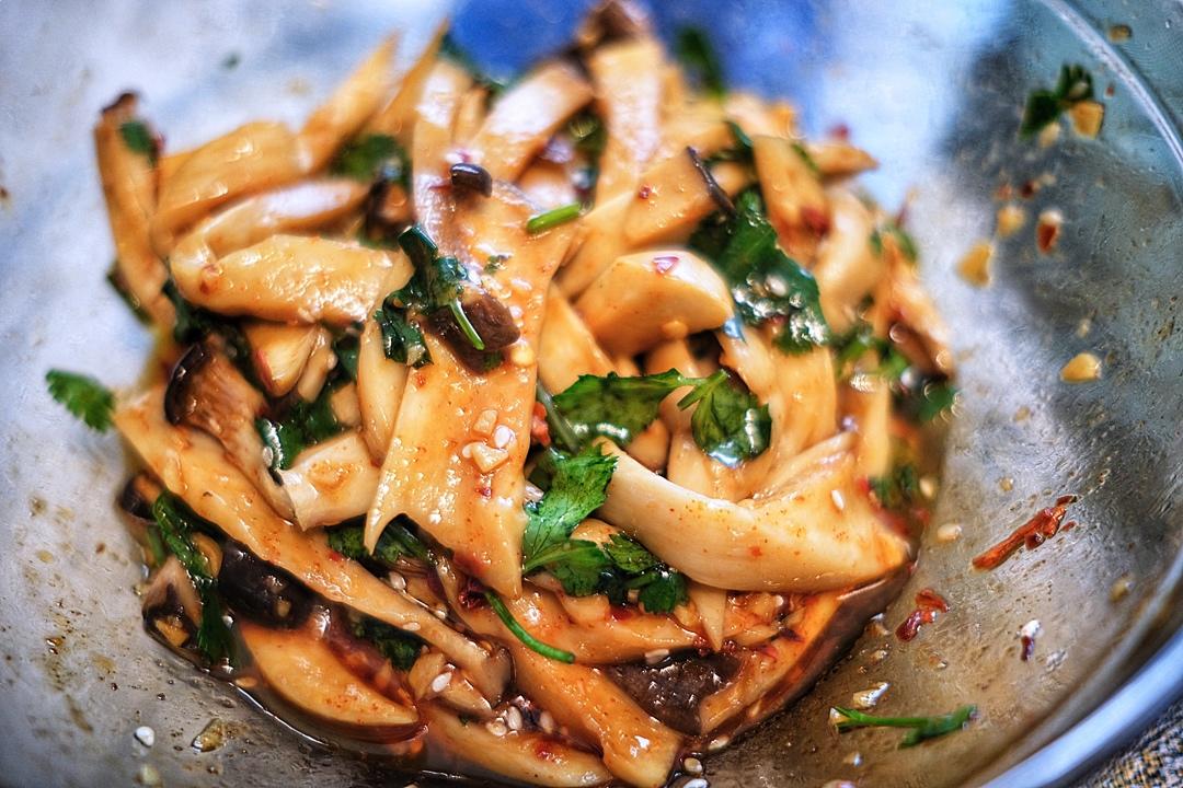比肉还好吃的【手撕凉拌杏鲍菇】，上桌扫光光