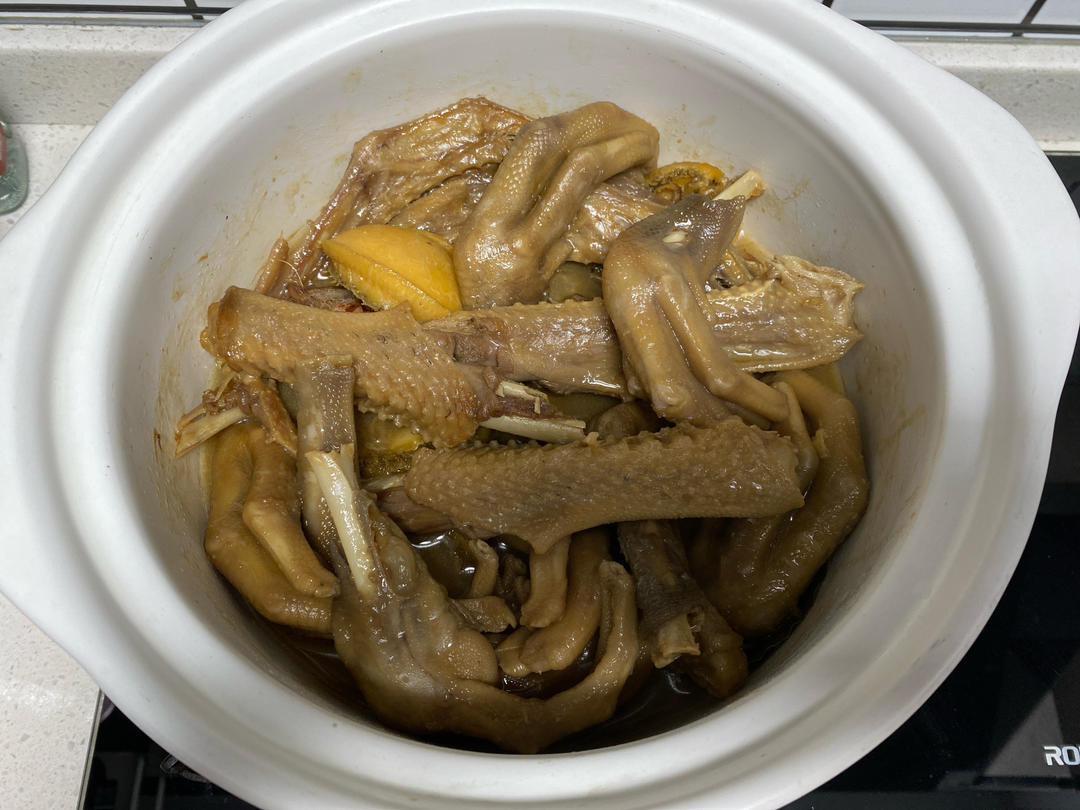 鲍鱼海参花胶焖鹅掌