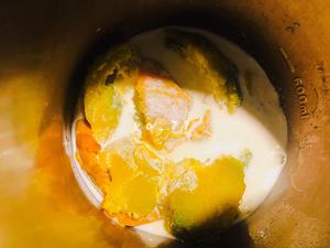 香甜浓郁的奶油南瓜浓汤的做法 步骤5