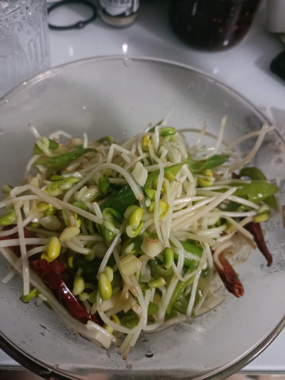 厨师长教你：“炝炒绿豆芽”的家常做法，味道非常赞