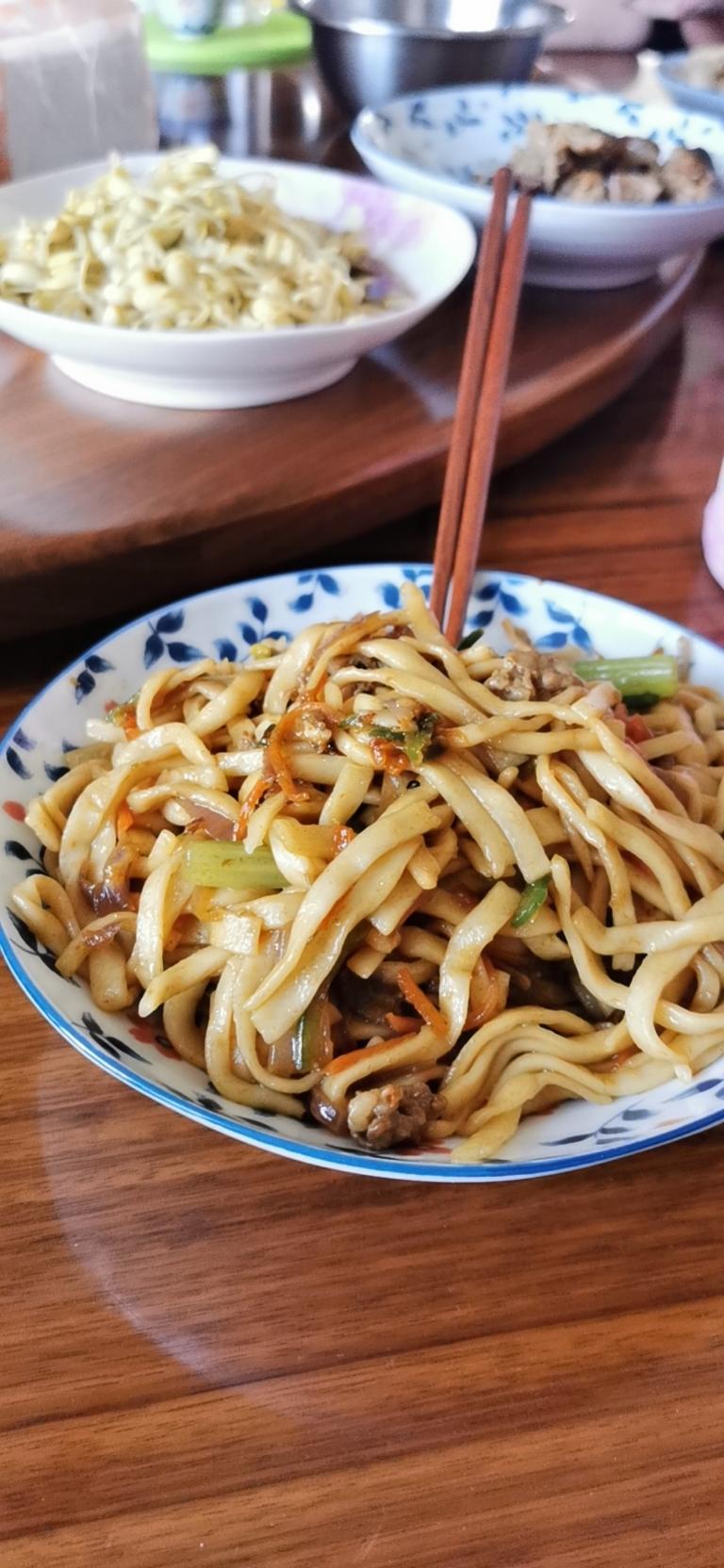 烤牛肉炒面的做法