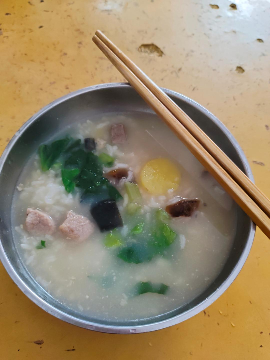 妈妈👩教我做的皮蛋瘦肉粥🥣简单快捷美味😋