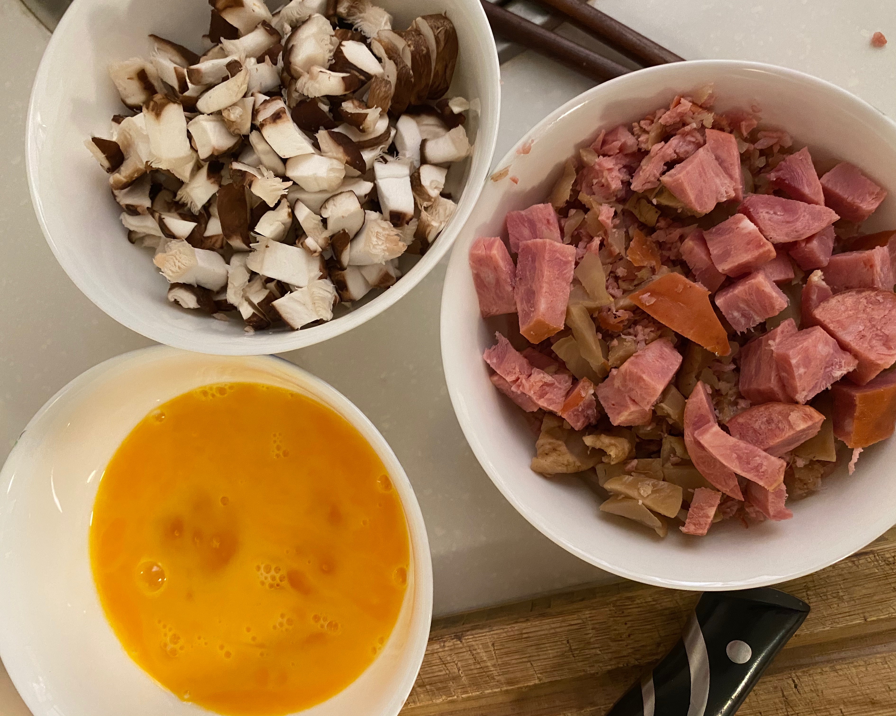用一只鼎萝卜头做超好吃的黄金香肠萝卜干炒饭的做法 步骤2