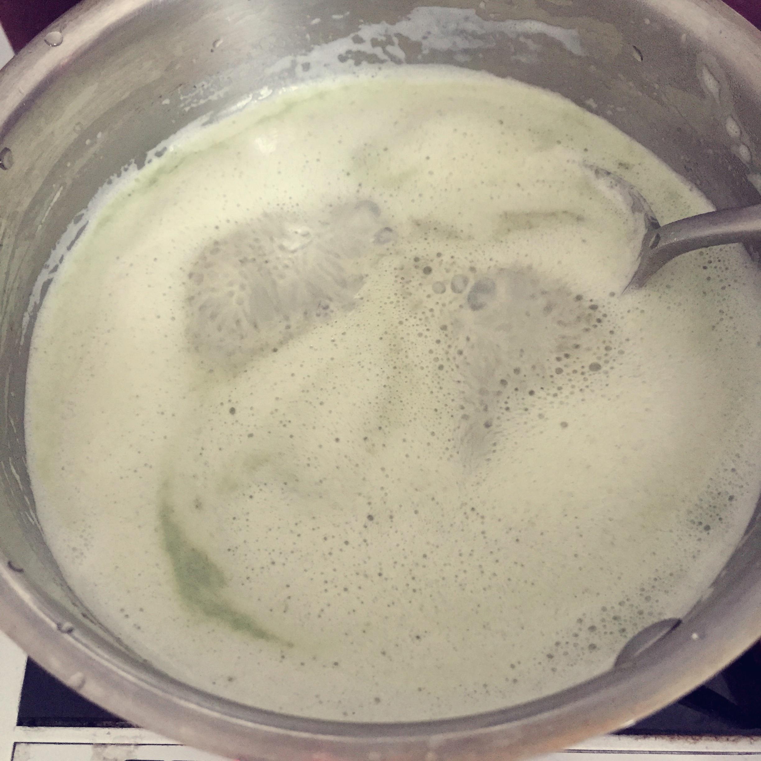绿豆糕剩下的绿豆皮的好去处（牛奶绿豆皮饮）的做法 步骤5