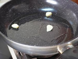 芦笋炒蘑菇的做法 步骤2