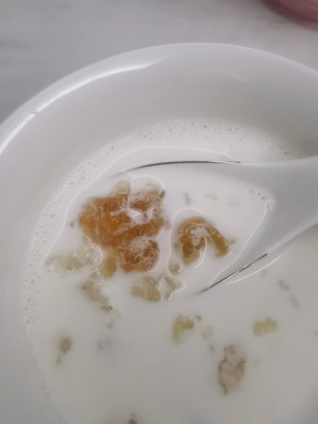 《桃胶皂角米雪燕银耳牛奶羹》据说一碗等于敷30片面膜的功效
