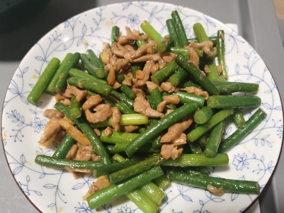 蒜苔炒肉-新手下厨 Fried Pork & Garlic