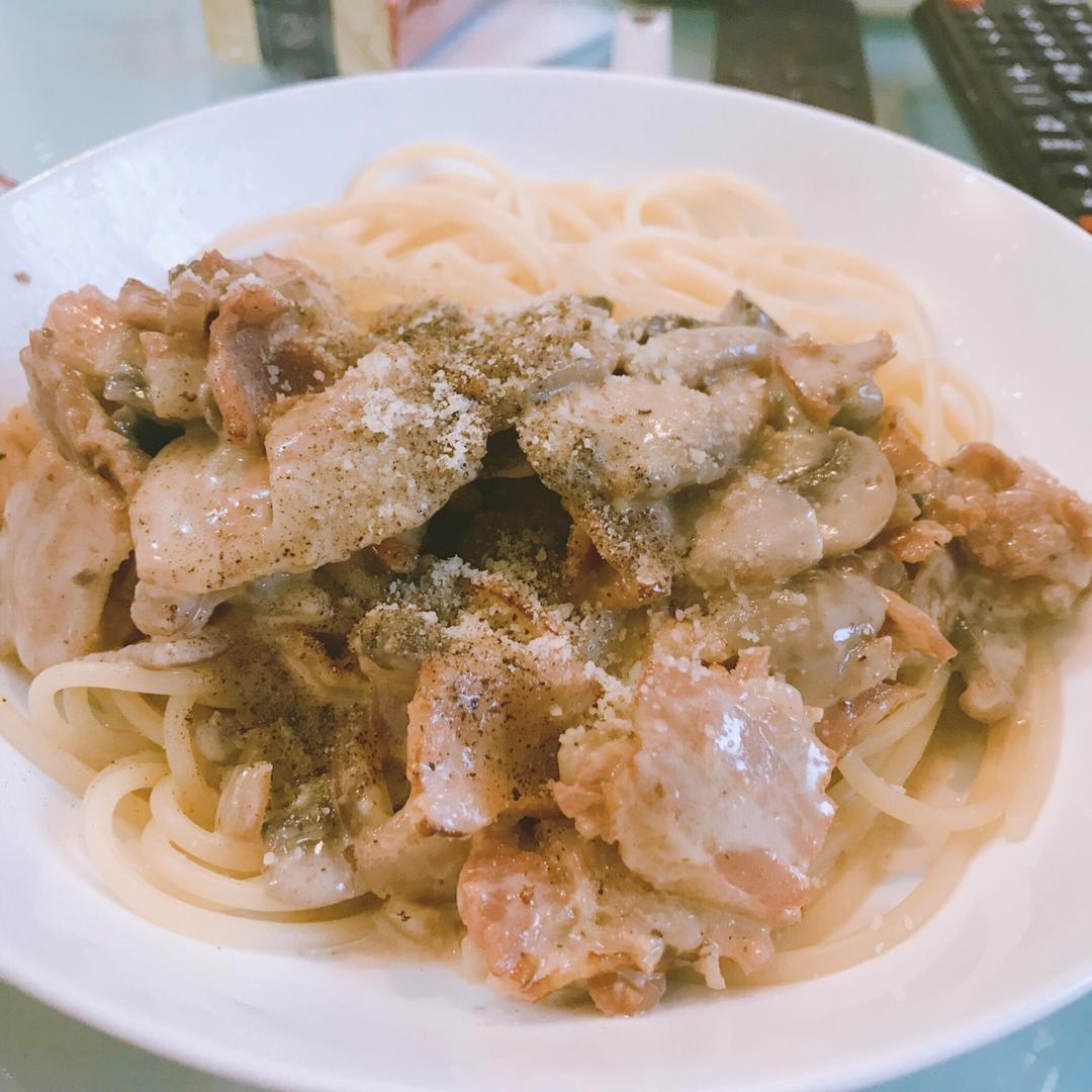 奶油培根蘑菇意面