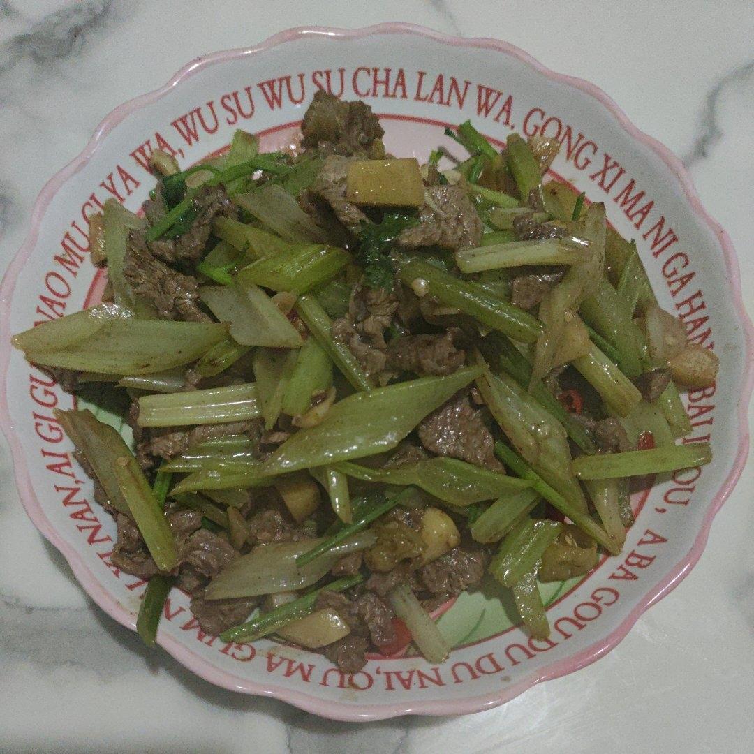 小炒黄牛肉，肉嫩味香！太好吃了简直是米饭杀手！