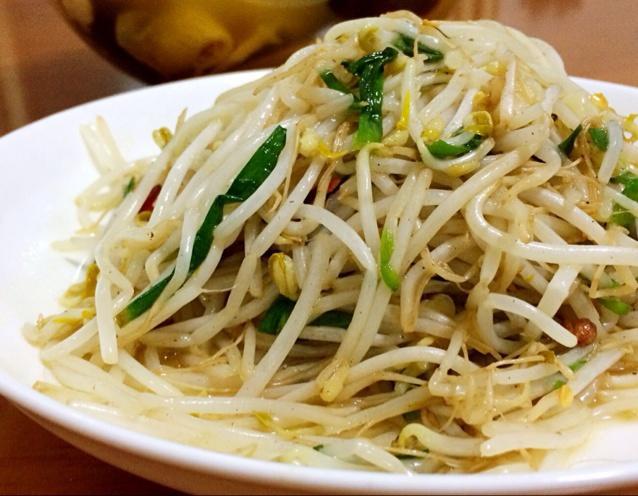 小葱炒绿豆芽-好吃的蔬菜炒蔬菜的做法