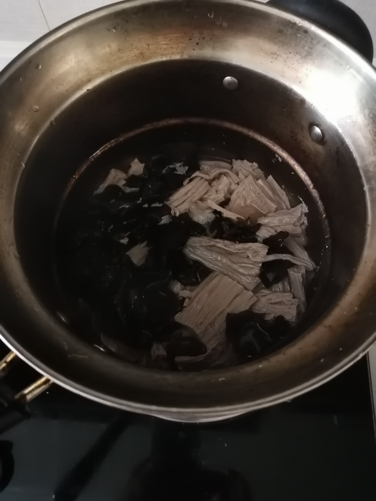 凉拌黑腐竹的做法 步骤2