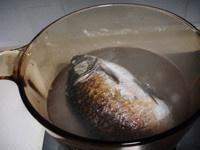 薏米煲鲫鱼汤的做法 步骤3