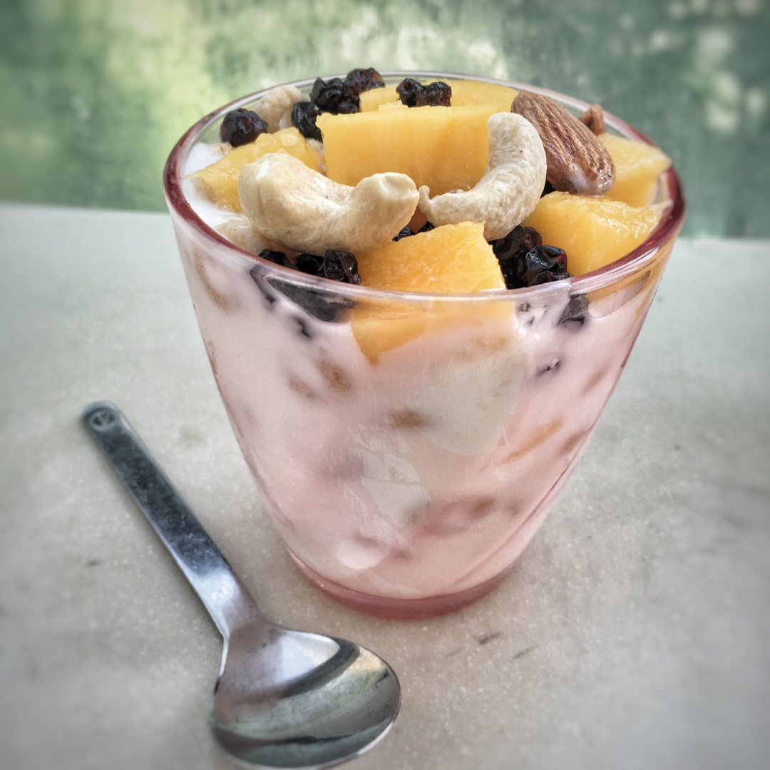 超简单的营养早餐--酸奶麦片