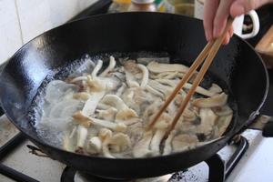 酸萝卜蘑菇肉片汤的做法 步骤5