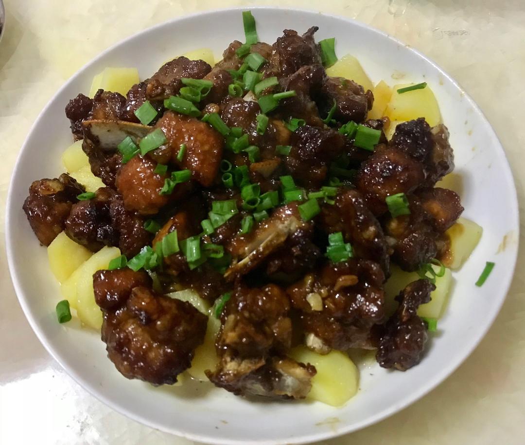 香酥排骨蒸土豆