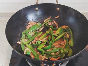 家常菜柿子椒炒肉的做法 步骤6