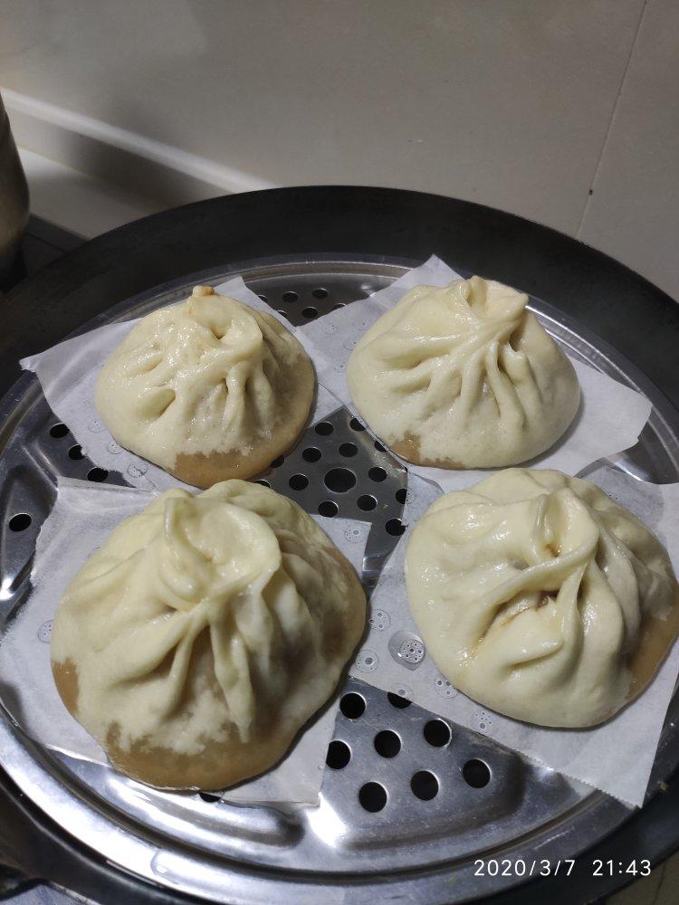 松软多汁的肉包子