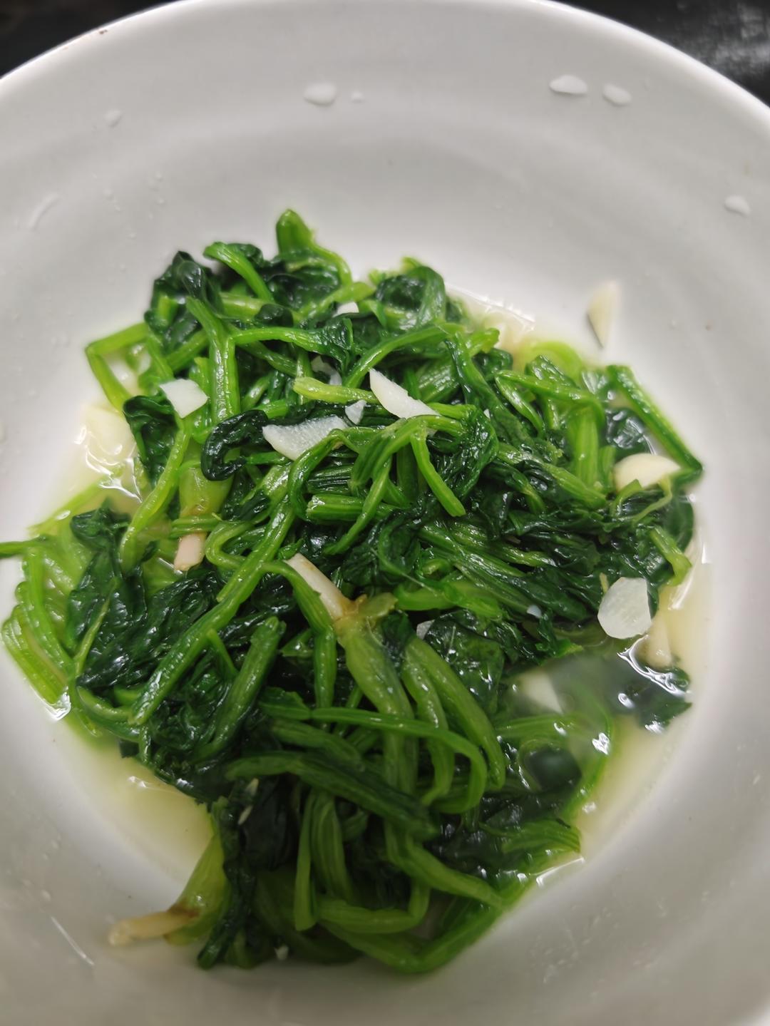 不涩口又嫩的清炒菠菜