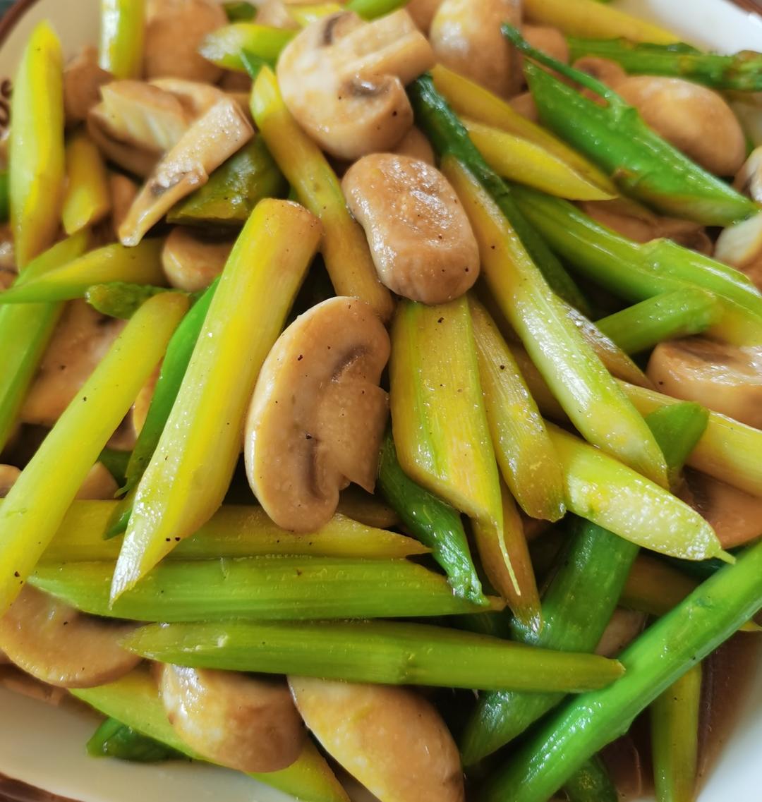 芦笋炒蘑菇