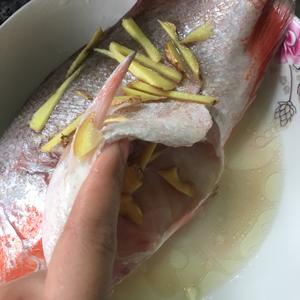 清蒸红鱼的做法 步骤4