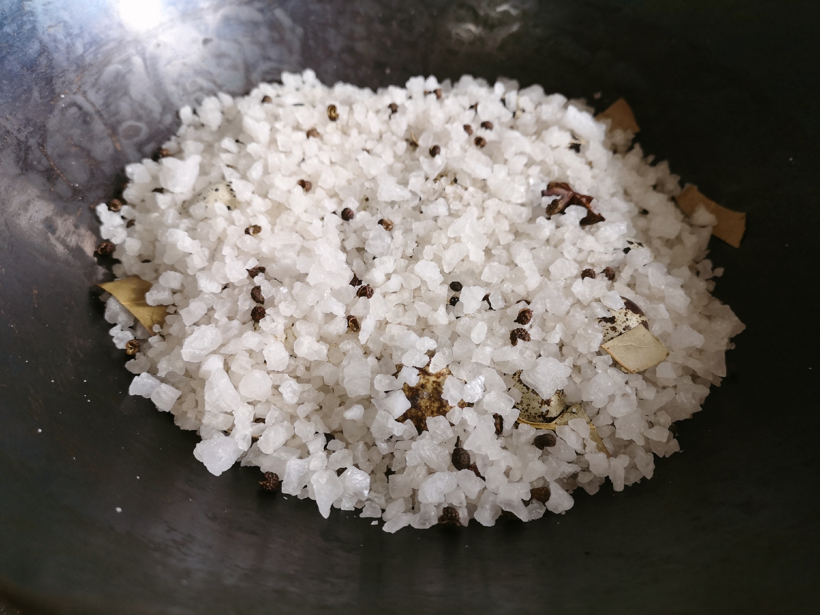 超简单的铁锅盐焗鹌鹑蛋的做法 步骤7