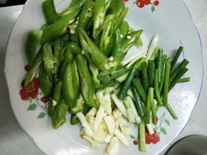 焟肉炒蕨菜的做法 步骤3