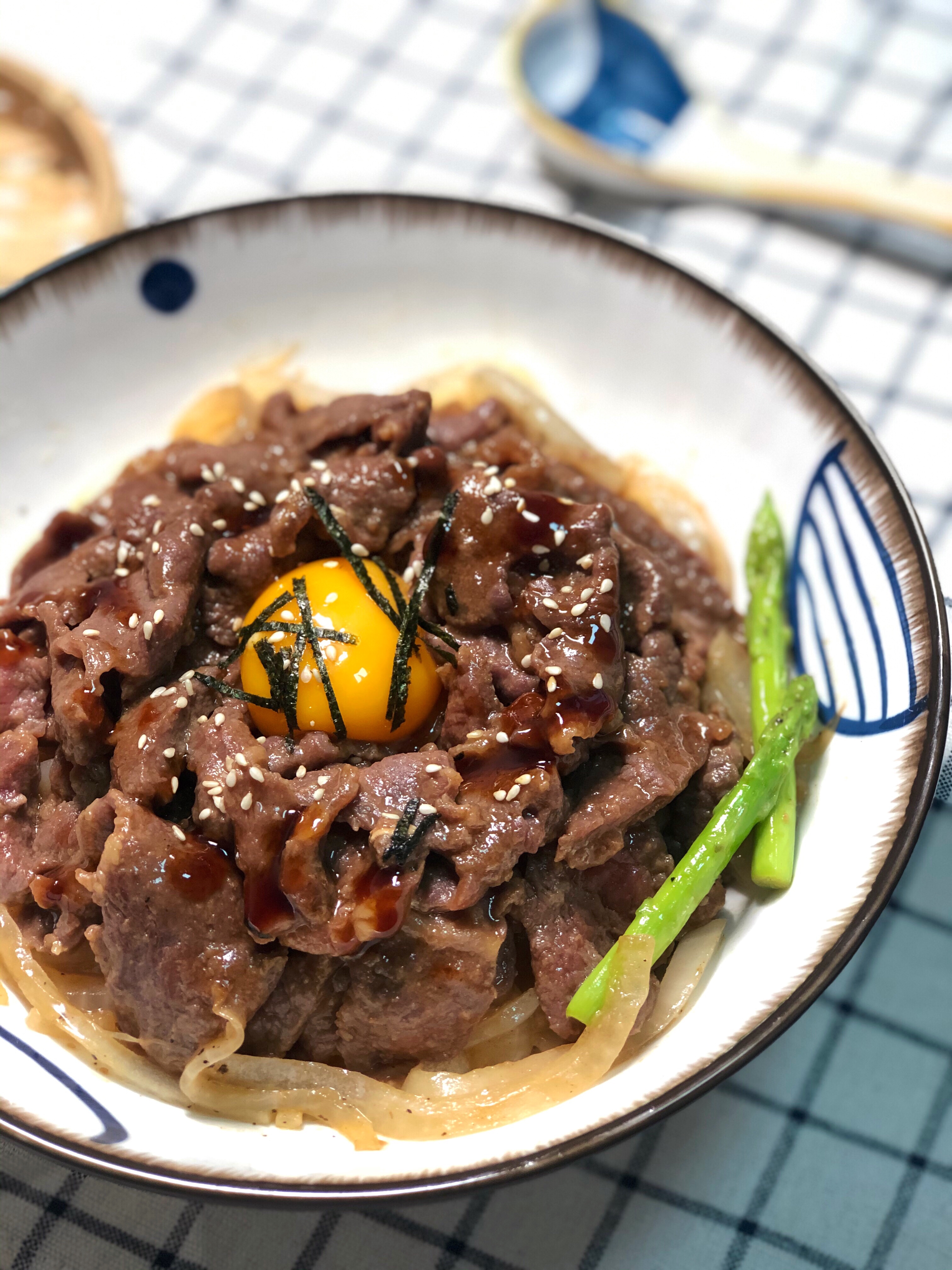 超简易日式牛肉饭！食材超简单！只要牛肉和洋葱就能做