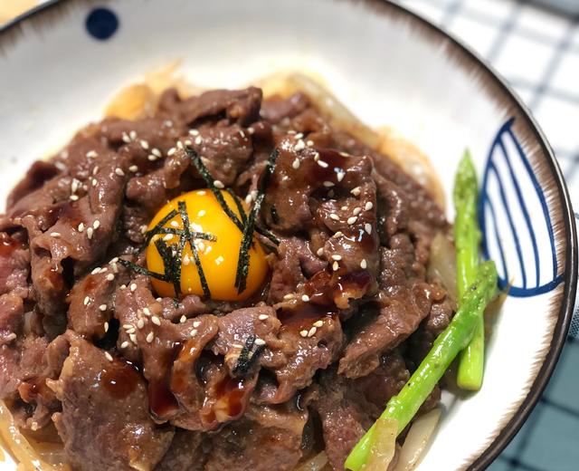 超简易日式牛肉饭！食材超简单！只要牛肉和洋葱就能做