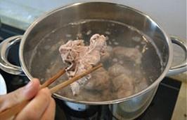 莲藕腔骨汤的做法 步骤10
