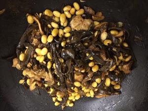 排骨雲耳冬菇燜黃豆的做法 步骤2
