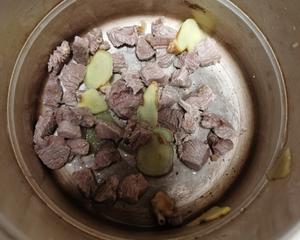 宝宝辅食—咖喱土豆牛肉饭的做法 步骤2