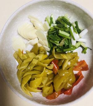 超好吃的下饭菜-泡椒炒土豆片的做法 步骤3