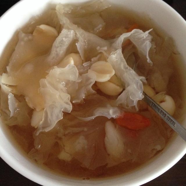 银耳莲子百合汤的做法 步骤2