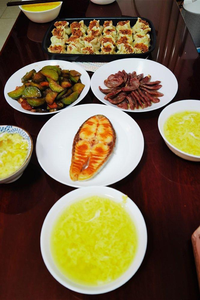 大眼妹的上学日早餐