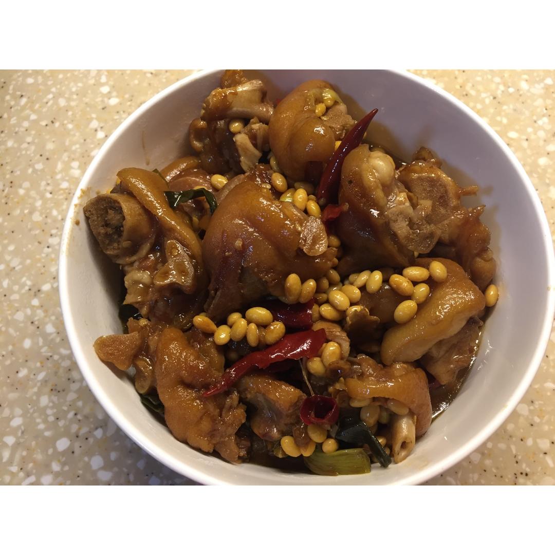 美味的黄豆炖猪蹄