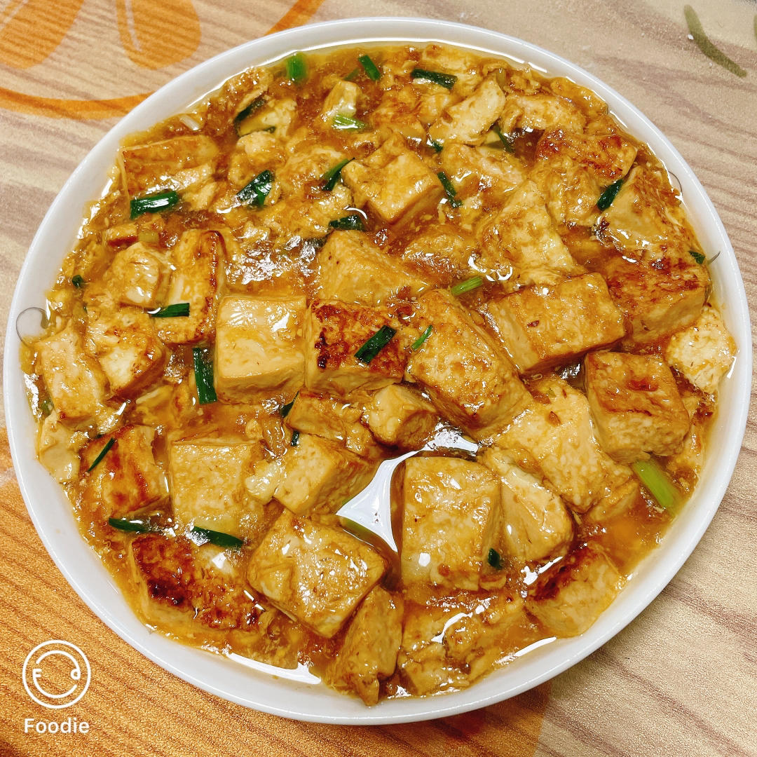 不放肉也超下饭的葱焖豆腐