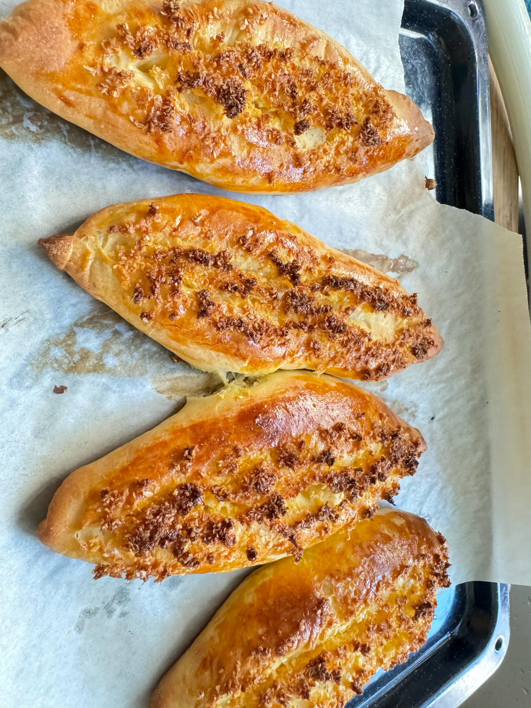 奶香椰蓉面包，出炉时满屋是奶香椰香的味道。