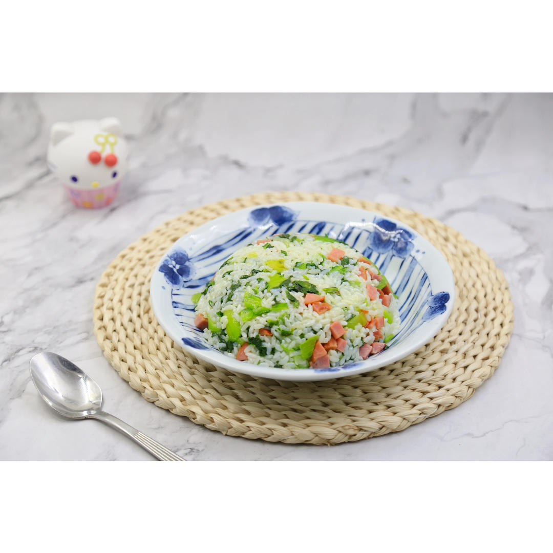 绿油油的茼蒿烤肠菜饭