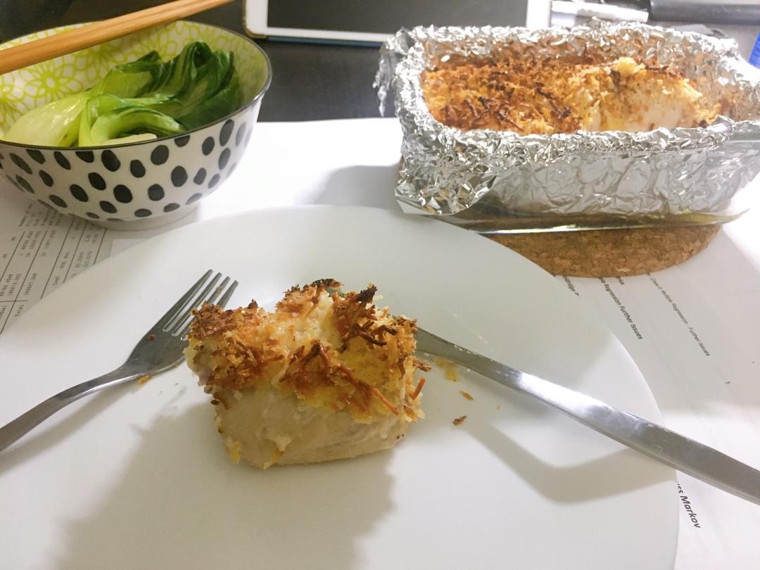 「昨日的美食」香草面包糠烤鸡肉