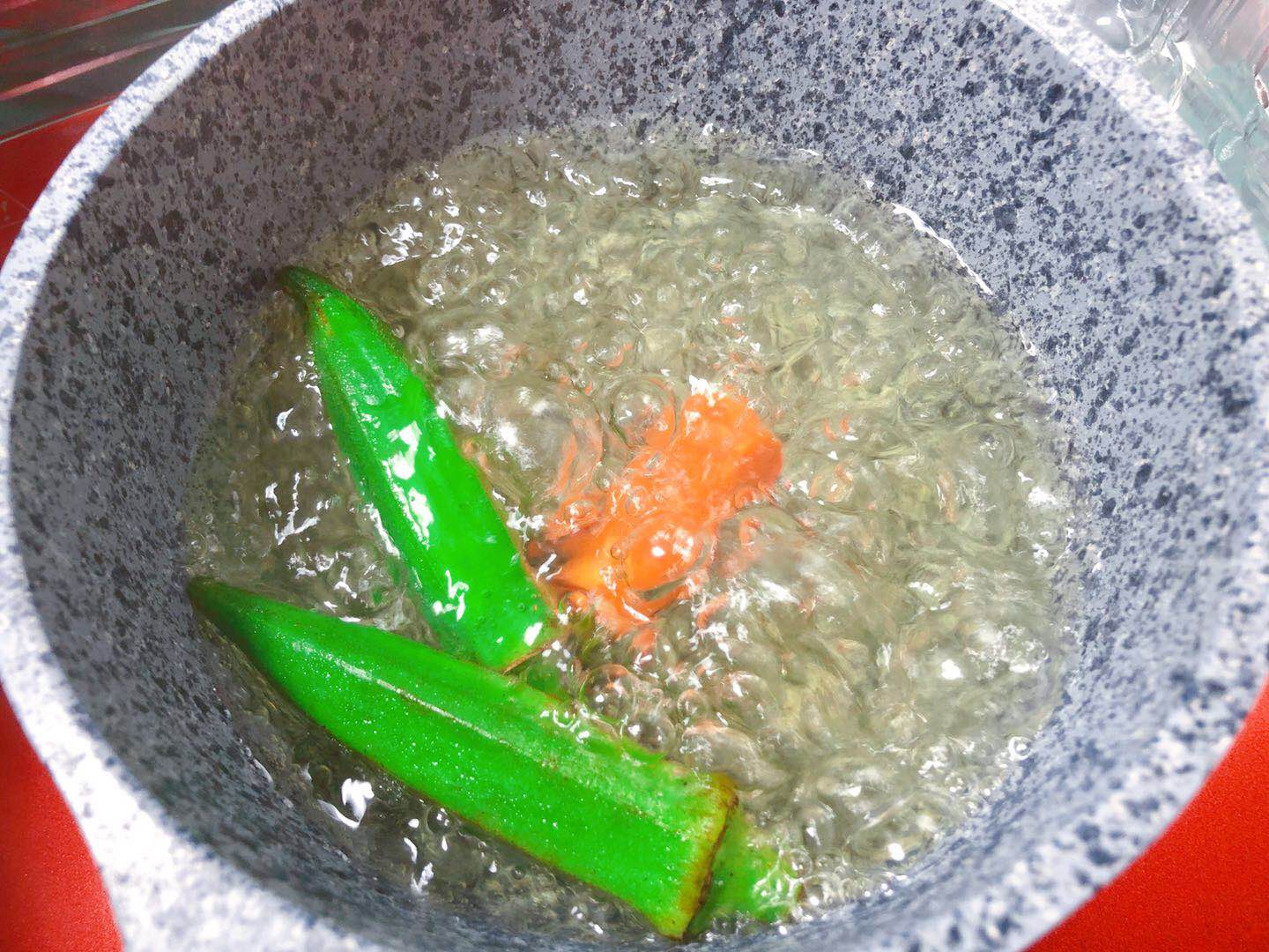 【宝宝辅食】秋葵杂蔬疙瘩汤的做法 步骤2