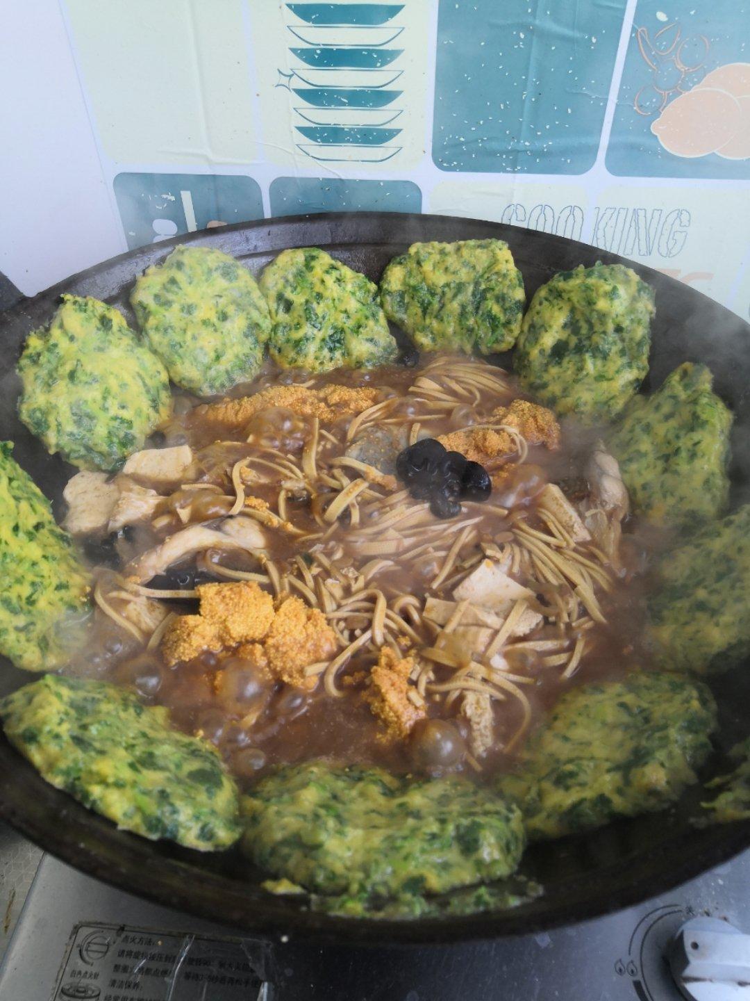 铁锅炖鱼配饼子